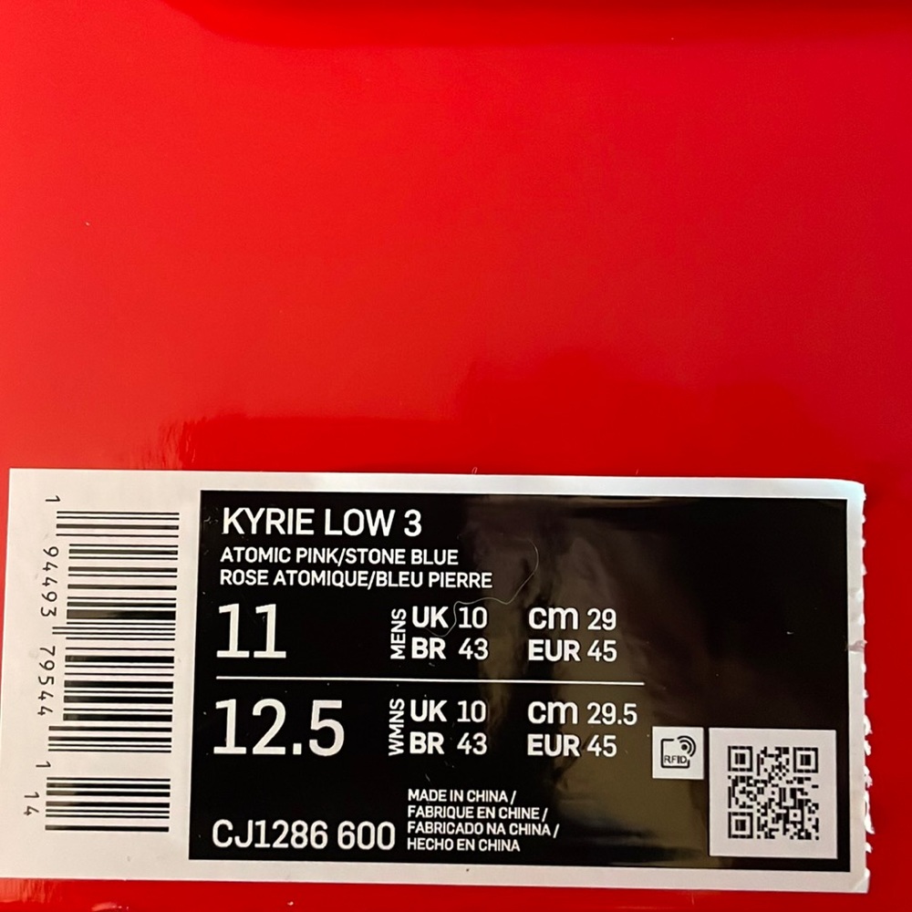 Nike Kyrie Low 3. Sz. 11 like new.